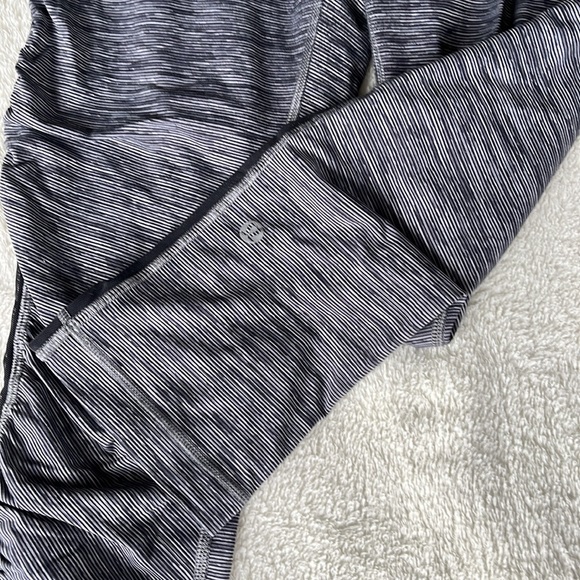 Lululemon crops size 6 - Picture 2 of 6